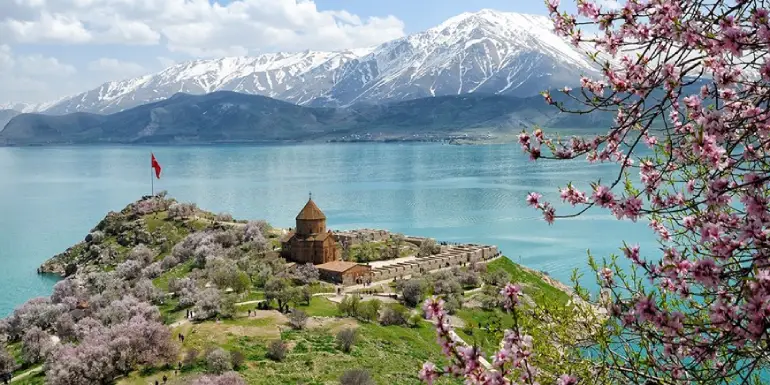 تصویر دریاچه وان